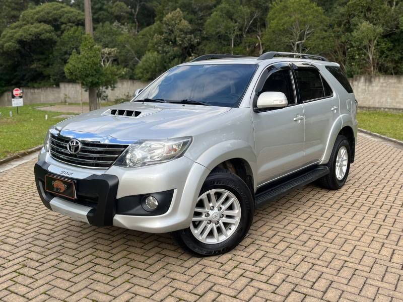 TOYOTA - HILUX SW4 - 2013/2013 - Prata - Sob Consulta